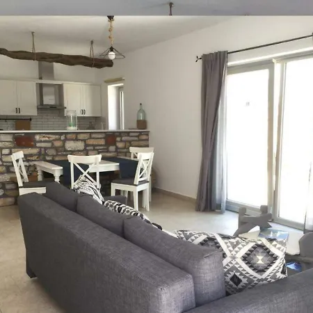 Summer House In Livadia *